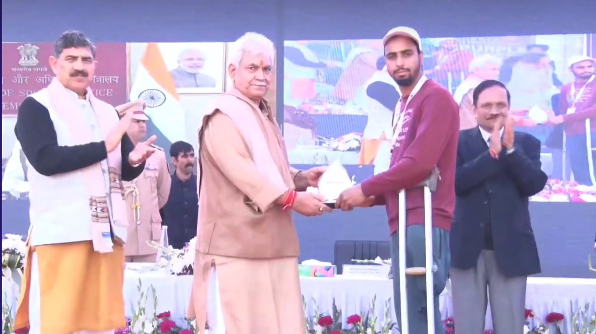 Received a Brand Ambassador Award at Jammu University @OfficeOfLGJandK @socialpwds @socialwelfarejk @DCCBIofficial