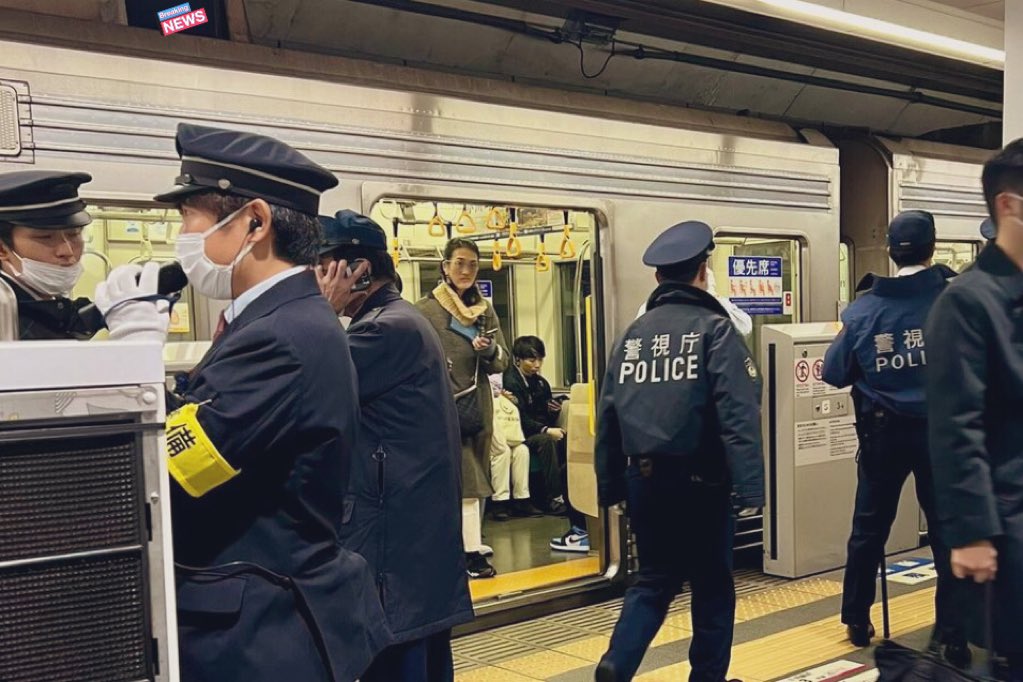 Siraj_roghani1's tweet photo. 【渋谷駅で事件 刃物振り回されたか】
ーー警察官が盾と刺股を装備し集結ーー  .!  .!  .! 
副都心線・東急東横線の渋谷駅において、何者かがカッターナイフを振り回したようです。さすまたを持った警察官らが安全確認を行なっていますが、当該人物は発見されていません。 .! 
#運転見合わせ #遅延 #仕事始め