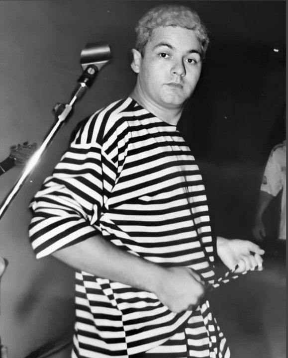 thinkerjulio's tweet image. hoje, nosso anjo de cabelos cor de fogo estaria completando seus 56 anos. eu espero que esteja comemorando aí de cima junto aos meninos, porque aqui, por mais que reste saudades, o nosso amor sempre prevalecerá, e você estará pra sempre em nossos corações. nós te amamos! ✨️❤️