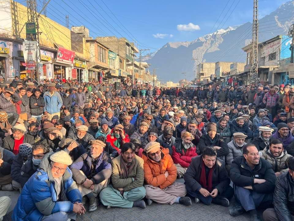 muzu619's tweet photo. Gilgit Baltistan stands united in protest against the soaring wheat subsidy prices amidst plunging temperatures. Communities brave the cold to demand fair policies that address their concerns. #GilgitBaltistanProtest #WheatSubsidy
#DartsWM #Epstein #EpsteinClientList https://t.co/ZDrYhKxxlZ