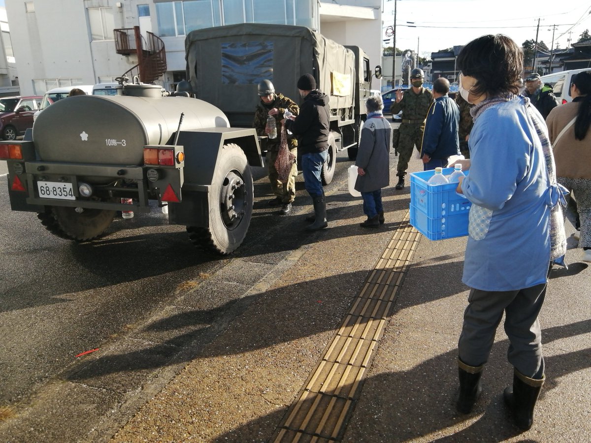 JGSDF_MA_pr's tweet photo. 【中部方面隊　災害派遣】 #災統合任務部隊　は、令和６年能登半島地震に伴い、石川県能登町　山村開発センターにおいて給水支援を実施中です。 #陸上自衛隊 #災害派遣 #統合 #自衛隊 #給水 https://t.co/ZIVqnmbBqo