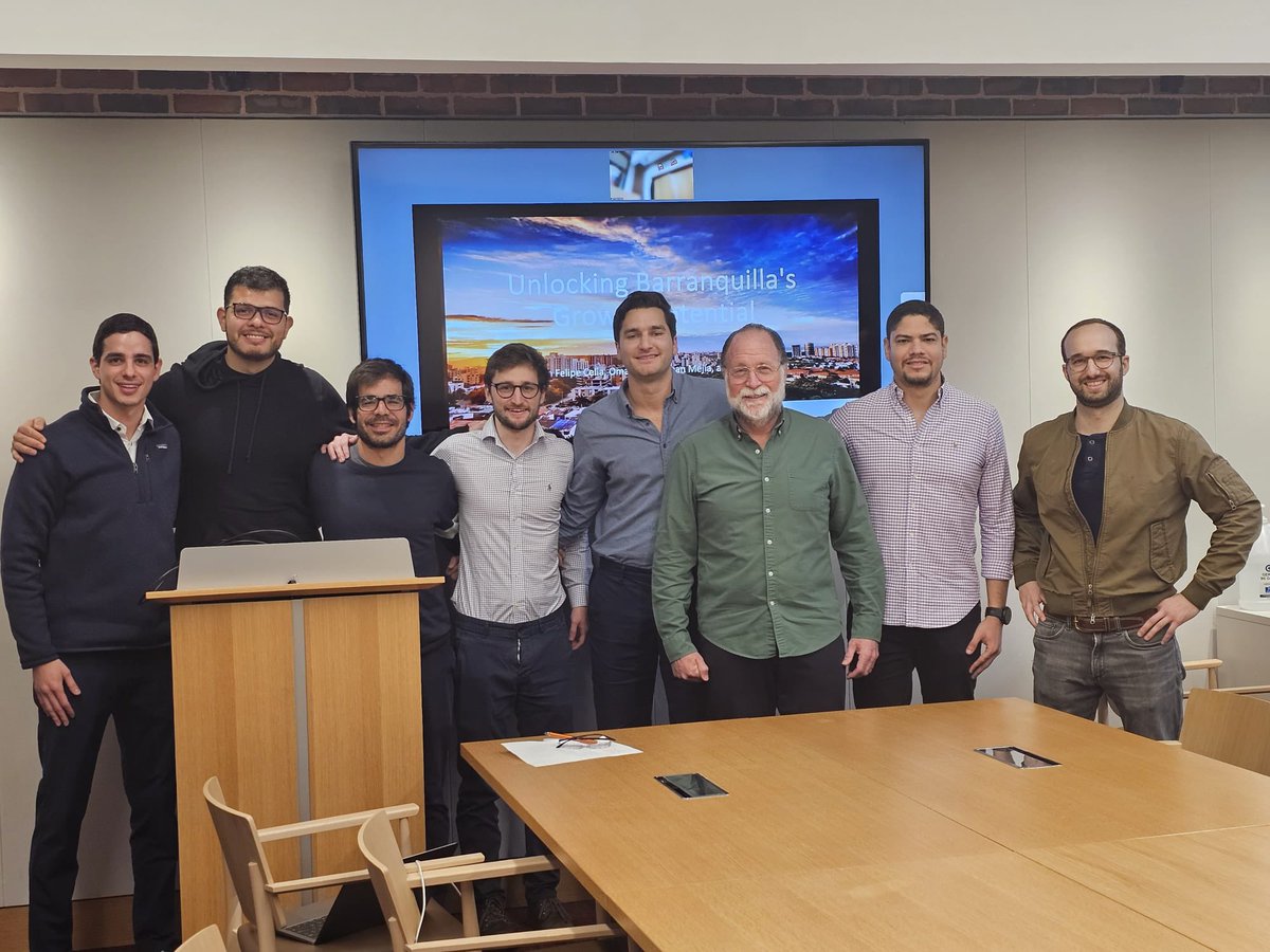 Para la clase de <a href="/ricardo_hausman/">Ricardo Hausmann</a> en <a href="/Kennedy_School/">Harvard Kennedy School</a>, analizamos la trayectoria de crecimiento de B/quilla y las herramientas para potenciar el desarrollo de la ciudad usando su método de diagnóstico de crecimiento. Un privilegio poder discutir BAQ y el Caribe en estos espacios.