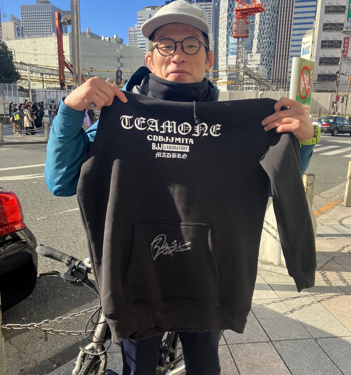 maeda_tospo's tweet photo. 謹賀新年！こちらの #青木真也 選手が大みそかに #皇治 選手のセコンドを務めた際に着用したウェアを上下セット、サイン入りでプレゼント致します。
応募方法はこちら！
１　このアカウント(@maeda_tospo)をフォロー
２　本ツイートをリツイート
３　1月8日（月)正午12:00締め切り
４　当選者にＤＭ https://t.co/XBPZ1ywydZ