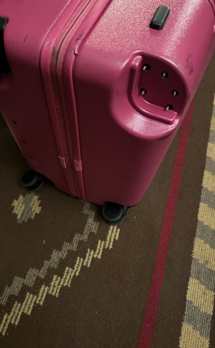 GarethMBryant's tweet photo. Look what happens when you take your beautiful @July luggage on an @AmericanAir flight… 😭😭😭 https://t.co/PQytfyF2sU