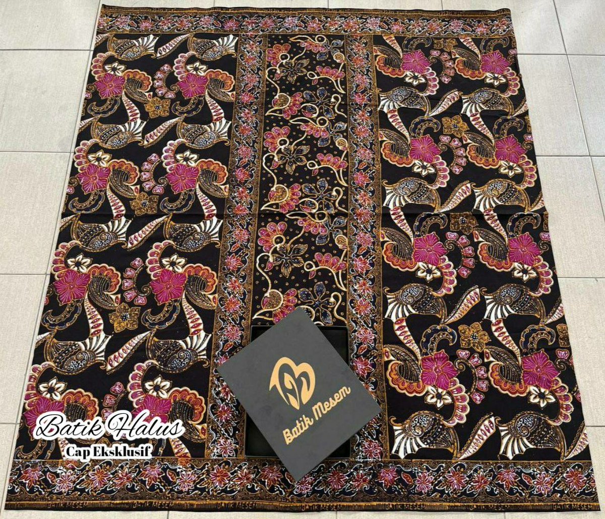 batikasrimuna's tweet photo. "Sarung Batik Halus Cap Eksklusif"

• Bahan Kain Katun Tiga Putri (adem, nyaman, tidak nerawang) 
• Size 125 x 220 cm
• 4x proses pembatikan/pewarnaan
• Variasi sentuhan tangan (semi tulis)
• Free hard box exclusive 

Price : 150K

Order via WA 082323613023 https://t.co/ASGwaLcYsx