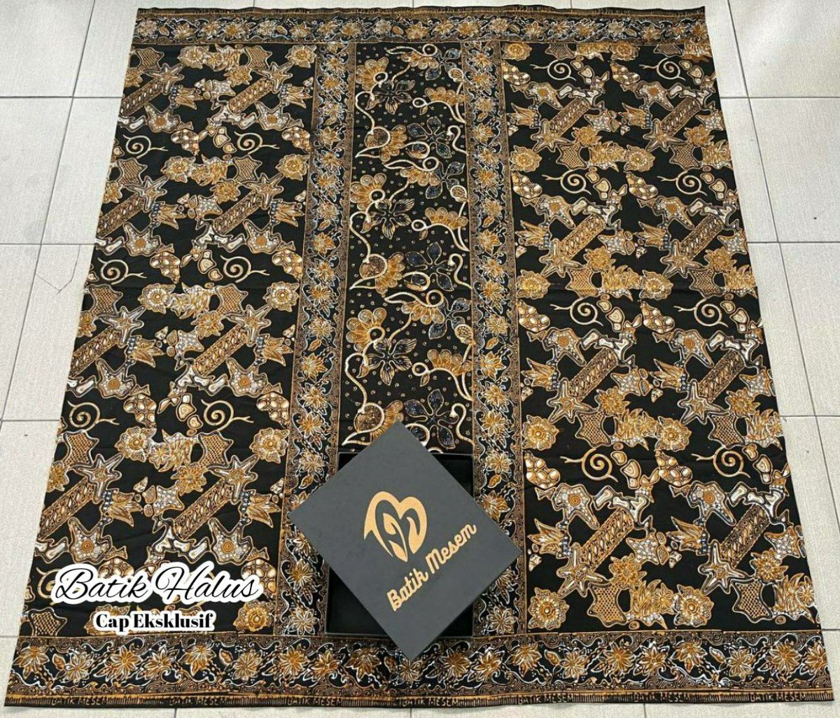 batikasrimuna's tweet photo. "Sarung Batik Halus Cap Eksklusif"

• Bahan Kain Katun Tiga Putri (adem, nyaman, tidak nerawang) 
• Size 125 x 220 cm
• 4x proses pembatikan/pewarnaan
• Variasi sentuhan tangan (semi tulis)
• Free hard box exclusive 

Price : 150K

Order via WA 082323613023 https://t.co/jMSzTqcMTO