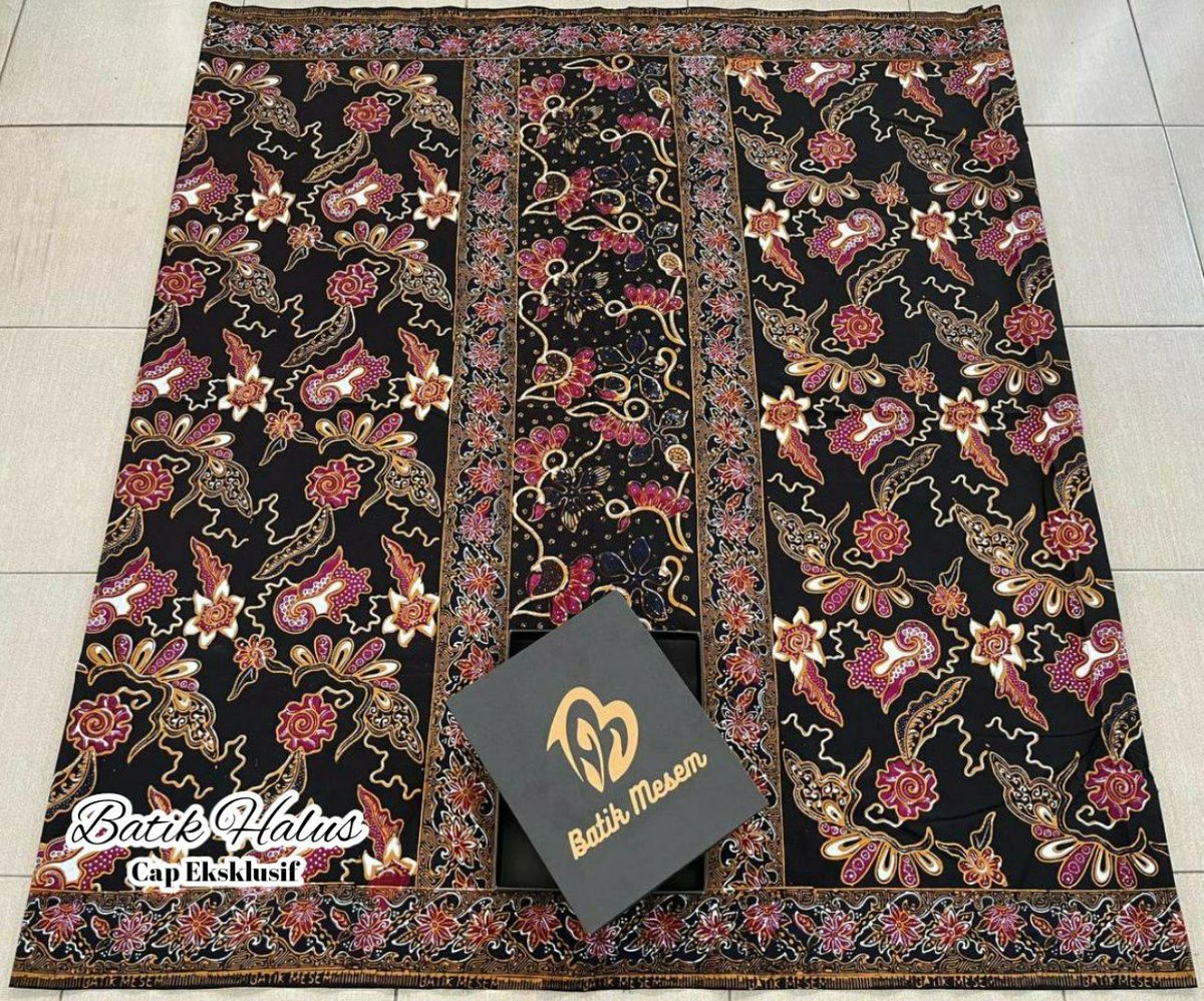 batikasrimuna's tweet photo. "Sarung Batik Halus Cap Eksklusif"

• Bahan Kain Katun Tiga Putri (adem, nyaman, tidak nerawang) 
• Size 125 x 220 cm
• 4x proses pembatikan/pewarnaan
• Variasi sentuhan tangan (semi tulis)
• Free hard box exclusive 

Price : 150K

Order via WA 082323613023 https://t.co/jMSzTqcMTO