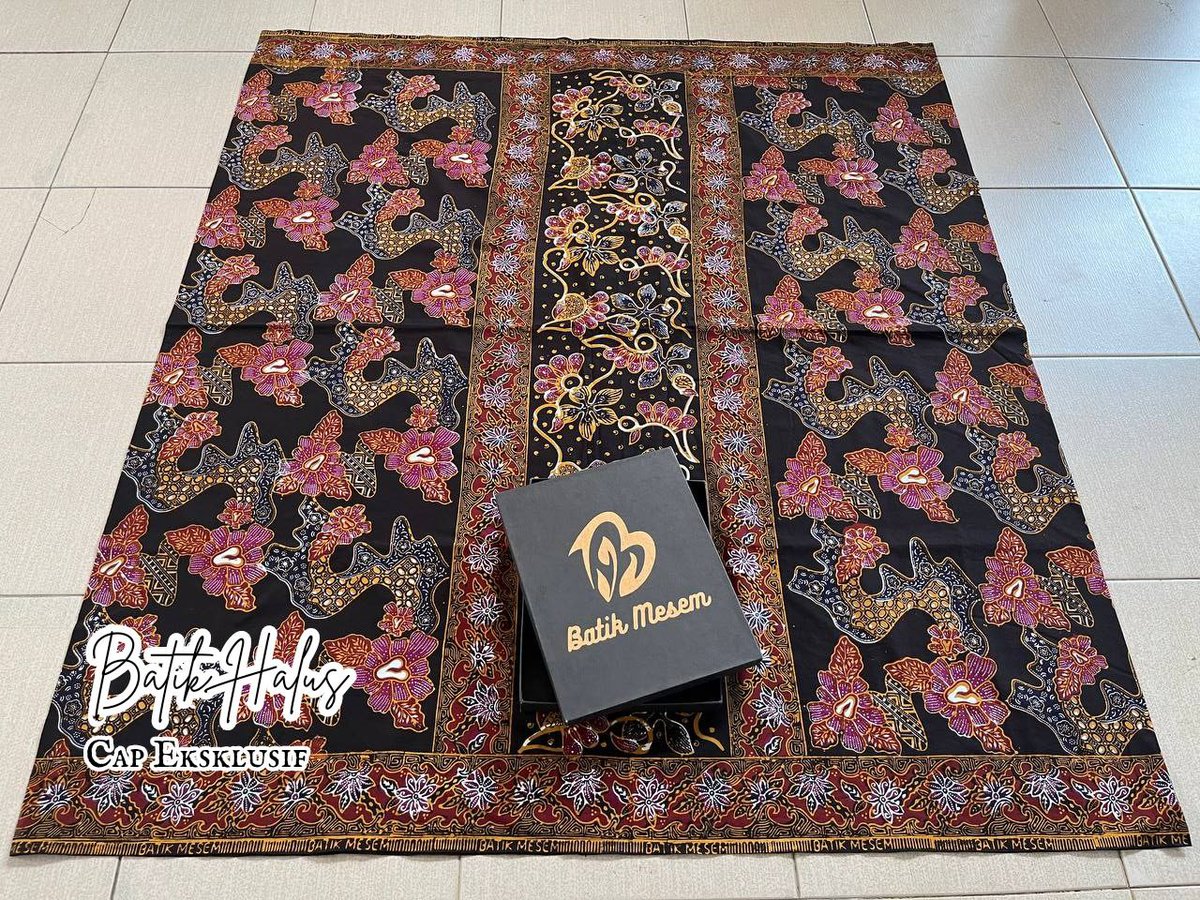 batikasrimuna's tweet photo. "Sarung Batik Halus Cap Eksklusif"

• Bahan Kain Katun Tiga Putri (adem, nyaman, tidak nerawang) 
• Size 125 x 220 cm
• 4x proses pembatikan/pewarnaan
• Variasi sentuhan tangan (semi tulis)
• Free hard box exclusive 

Price : 150K

Order via WA 082323613023 https://t.co/h7oxebrIlj