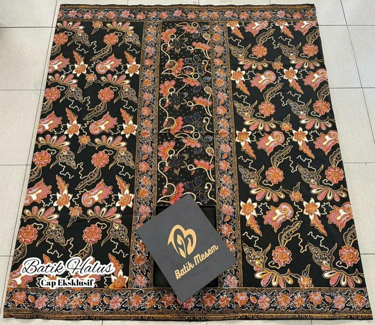 batikasrimuna's tweet photo. "Sarung Batik Halus Cap Eksklusif"

• Bahan Kain Katun Tiga Putri (adem, nyaman, tidak nerawang) 
• Size 125 x 220 cm
• 4x proses pembatikan/pewarnaan
• Variasi sentuhan tangan (semi tulis)
• Free hard box exclusive 

Price : 150K

Order via WA 082323613023 https://t.co/h7oxebrIlj