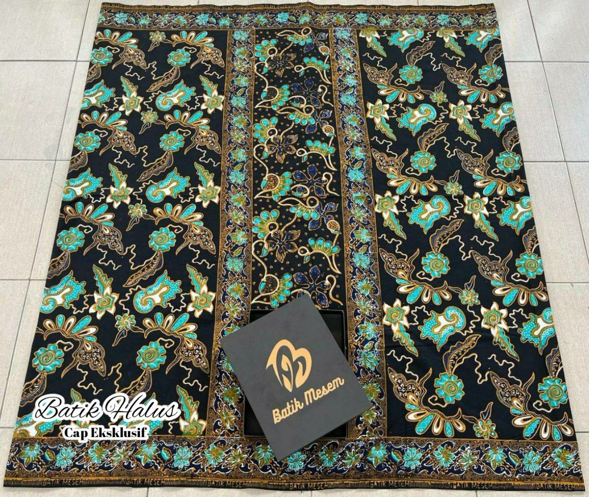 batikasrimuna's tweet photo. "Sarung Batik Halus Cap Eksklusif"

• Bahan Kain Katun Tiga Putri (adem, nyaman, tidak nerawang) 
• Size 125 x 220 cm
• 4x proses pembatikan/pewarnaan
• Variasi sentuhan tangan (semi tulis)
• Free hard box exclusive 

Price : 150K

Order via WA 082323613023 https://t.co/h7oxebrIlj