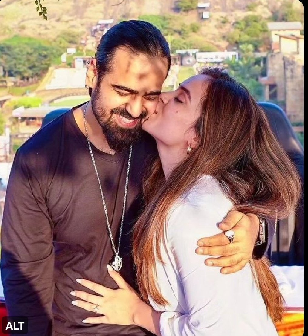 Is it just me who doesn't know who this couple is?