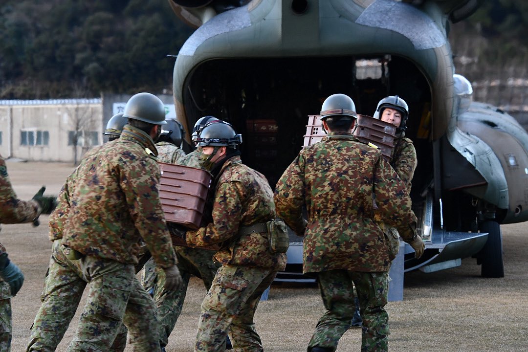 wyverns15611302's tweet photo. 元日から、石川県能登地方での地震災害に対して、自衛隊員の皆様が、被災地域で人命救助及び救援物資を届けて下さっております。
改めて自衛隊の皆様に感謝申し上げます。
即応体制がいつ何時もとれ、人々を救う実力を備えているのが自衛隊です。
多くの国民は、自衛隊が日本にあって本当に良かったと、感じていると思います。
国民の命を守っているのが自衛隊です。自衛隊は正に日本の宝です。自衛隊に感謝しましょう。
警察や消防救急、インフラ復旧で作業されている電力会社の社員さん、その他関係各所の皆さんへも感謝申し上げます。
一人でも多くの命が救われる事を願います。
※各種専門の方々が、懸命に各々作業をされております。安全確保がなされるまで、関係機関と連携が取れていない民間人(個人)の現地入りは避けた方が良いです。作業の邪魔になったり、渋滞の発生や二次災害で被災して要救助者になり、現地で活動されている方々の仕事を増やしてしまう可能性があります。したがって、安全確保されるまで、行政の受け入れ体制が整うまでは、自己完結が困難な民間人の現地入りは、自衛隊経験者の観点から見て、控えた方が良いと思います。