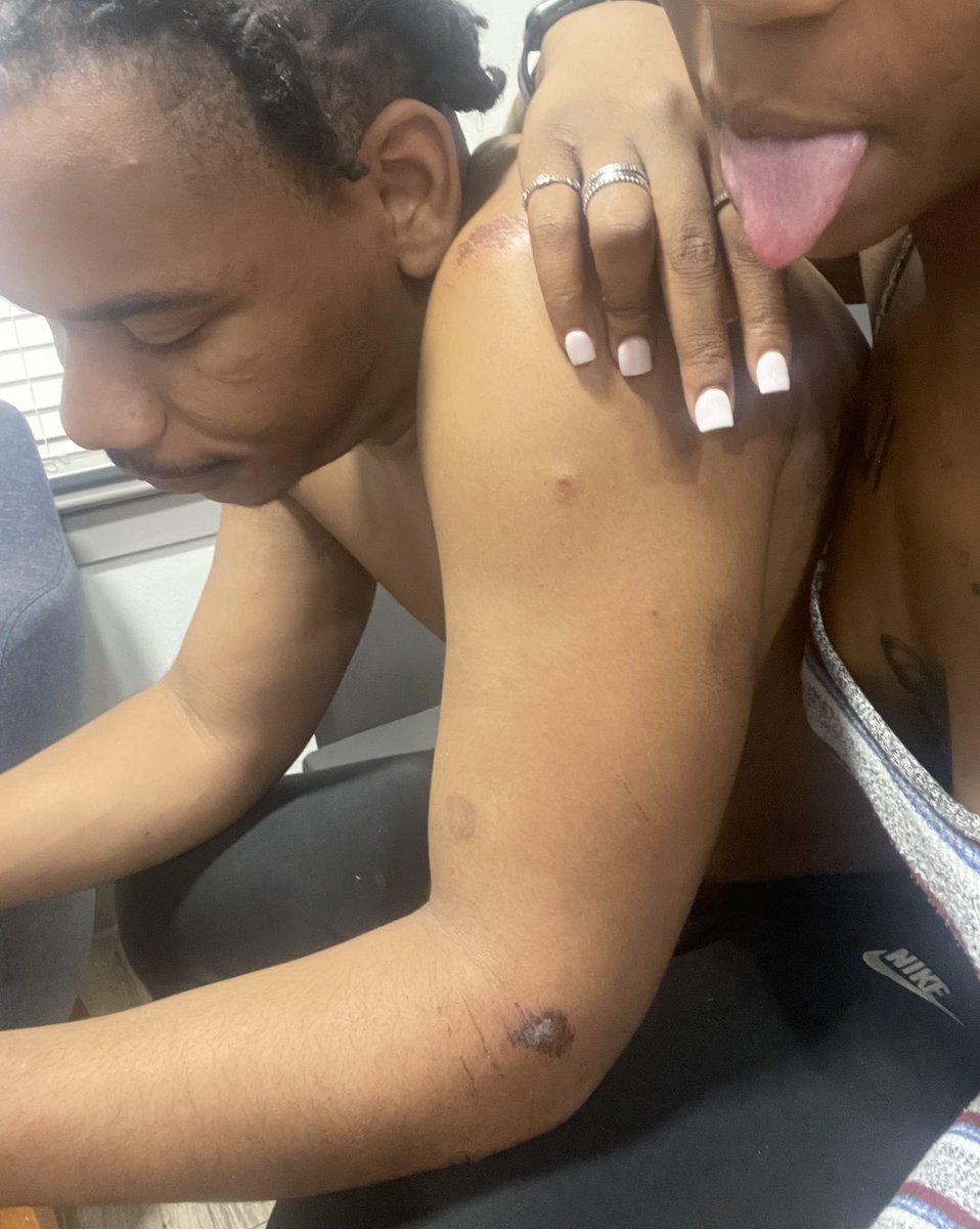 chardelashaeeho's tweet image. y’all sitting over there crying cause he wanna be dramatic and jump out a car while the makeup sex was bomb 😘