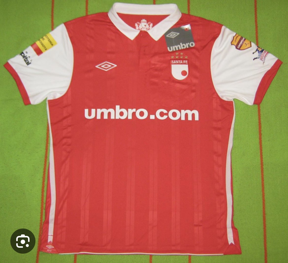 diapeba's tweet photo. @josasc @SoyMiguelParis @SantaFe @DanielGarzon92 Te quedó faltando mencionar esta de Umbro cuando además de vestir al equipo lo patrocinó, creo que fue antes de que Croydon apareciera para darle la mano al equipo. Un abrazo y excelente hilo. Lindos recuerdos. https://t.co/d5mMOqSXCY