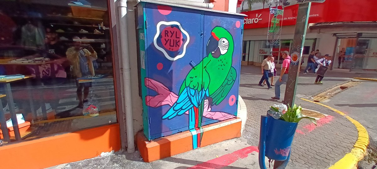Rylyuk's tweet photo. La mayoría de estructuras de este tipo están así, sucias, llenas de papeles y olvidadas, siento que vuandonlas pinto les da nueva vida y cambia el ambiente. https://t.co/SNoeG4o7ka