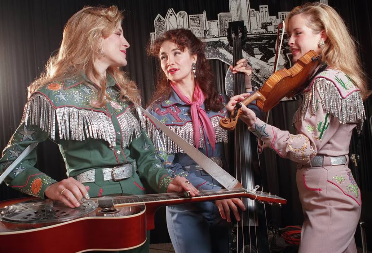 BluegrassCntry's tweet photo. Saturday 10am EST join Lee Michael Demsey, https://t.co/ufxhtYVM2M Songs about "the radio." New music from DownRiver Collective, King Street Bluegrass, Daniel Grindstaff, Charm City Junction, &amp; the Wood Box Heroes. A tribute to the late Laura Lynch, founding Dixie Chicks member. https://t.co/BRYeckEi65