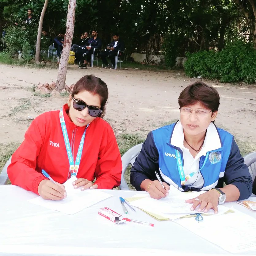 "क्या फर्क पड़ता मुझे,कौन कौन नही पढता"

"जो पढता है वो हजारों में एक होता है"💖💖