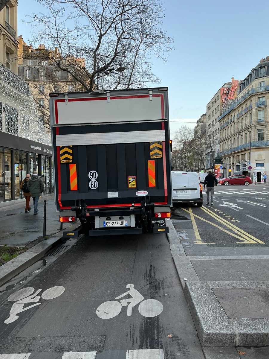 iblazers's tweet photo. Oh tiens un champion du monde ! Sérieusement sur la piste cyclable la plus utilisée de Paris … 
Cc @David_Belliard @Florent_Giry https://t.co/IvlSRBNpNe