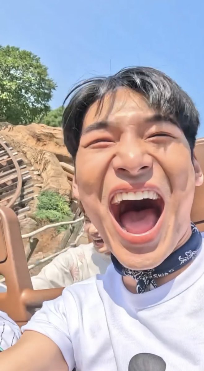 tailandedeyeme2's tweet photo. cute cute cute ☺️
#HKDisneyland @Nnattawin1 @hkdisneyland #nnattawin #Momentous #LoveTheMemory #CastleOfMagicalDreams https://t.co/1ujqBxfpfg