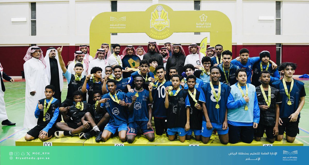 #رياضي|
توّج مساعد المدير العام لـ #تعليم_الرياض للشؤون التعليمية متوسطة زياد بن عبدالله من مكتب تعليم الشفا بـ #كأس_دوري_المدارس لكرة اليد للمرحلة المتوسطة،كما توّج ثانوية بلاط الشهداء من مكتب تعليم طويق بكأس البطولة للمرحلة الثانوية، ليتأهلان لنهائيات المملكة في #بطولة_النخبة