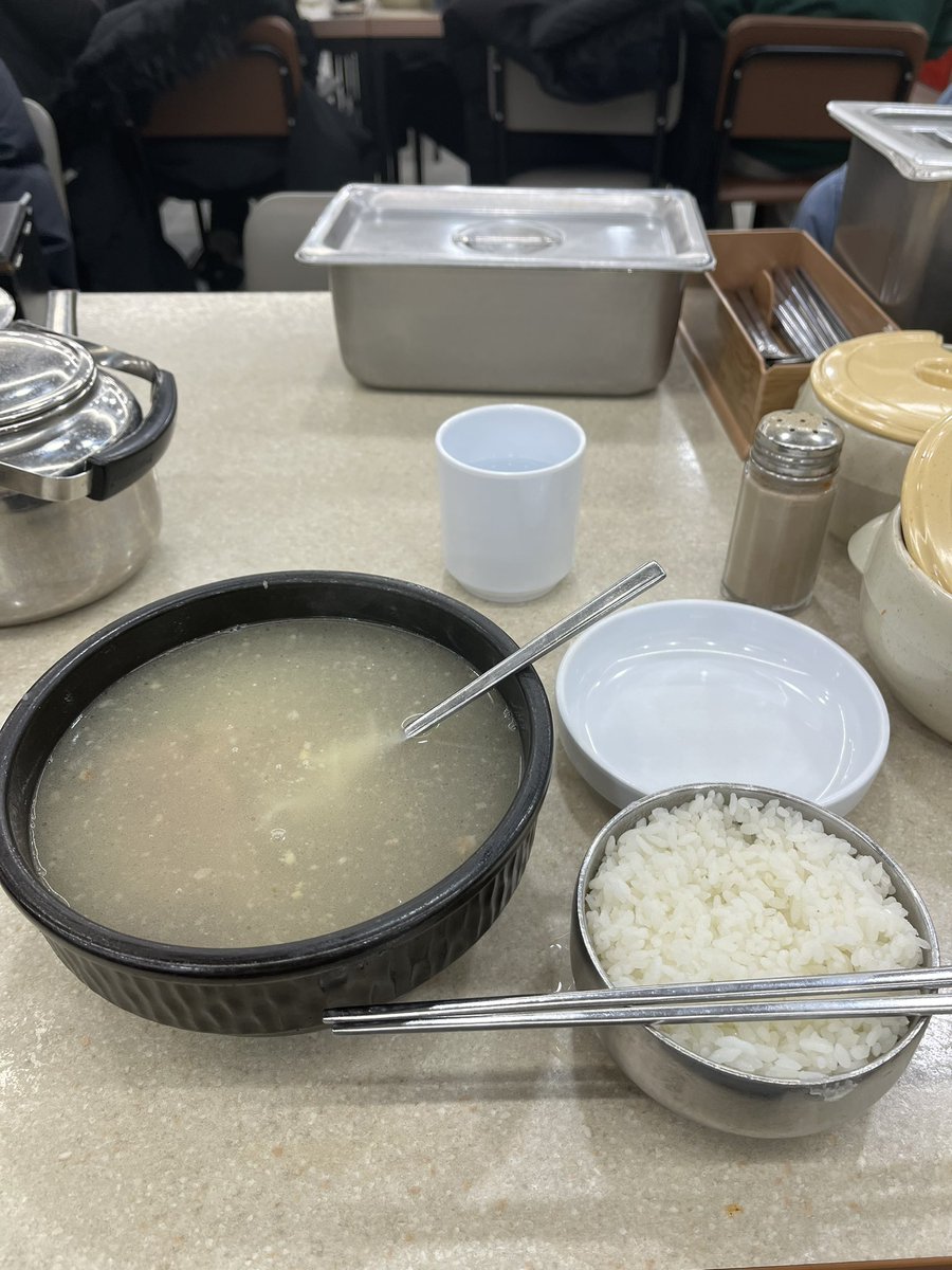 ChmpE3's tweet photo. 映えないが美味しい。身体が喜んでた。
ヨンドンソルロンタン@新沙 https://t.co/9MbbzsSTfC