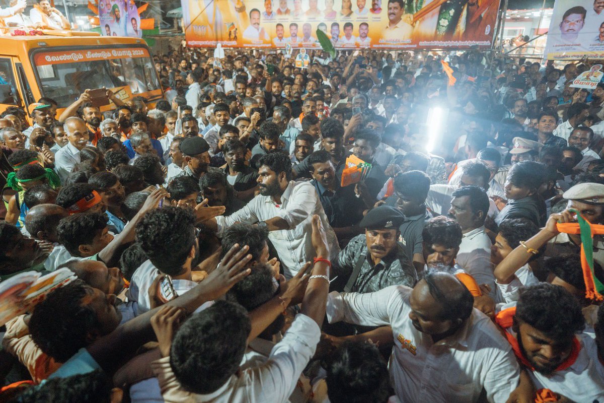 annamalai_k's tweet photo. நேற்றைய மாலை #EnMannEnMakkal பயணம், புகழ்பெற்ற காமநாத ஈஸ்வரர் குடிகொண்டிருக்கும் கெங்கவல்லி சட்டமன்றத் தொகுதி, தம்மம்பட்டியில் பொதுமக்கள் ஆரவாரத்துடன் வெகு சிறப்பாக நடைபெற்றது. சுவேதா நதிக்கரையில் அமைந்திருக்கும் காசி விஸ்வநாதர், தம்மம்பட்டியில் உள்ள 1000 வருடங்கள் பழமையான உக்கிர கதலி நரசிம்ம ஸ்வாமி கோவில், ஒரு புறம் பச்சைமலை, மறுபுறம் கொல்லிமலை என இயற்கை அழகு நிறைந்த பகுதி தம்மம்பட்டி. (1/6)