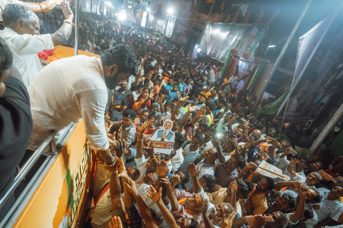 annamalai_k's tweet photo. நேற்றைய மாலை #EnMannEnMakkal பயணம், புகழ்பெற்ற காமநாத ஈஸ்வரர் குடிகொண்டிருக்கும் கெங்கவல்லி சட்டமன்றத் தொகுதி, தம்மம்பட்டியில் பொதுமக்கள் ஆரவாரத்துடன் வெகு சிறப்பாக நடைபெற்றது. சுவேதா நதிக்கரையில் அமைந்திருக்கும் காசி விஸ்வநாதர், தம்மம்பட்டியில் உள்ள 1000 வருடங்கள் பழமையான உக்கிர கதலி நரசிம்ம ஸ்வாமி கோவில், ஒரு புறம் பச்சைமலை, மறுபுறம் கொல்லிமலை என இயற்கை அழகு நிறைந்த பகுதி தம்மம்பட்டி. (1/6)