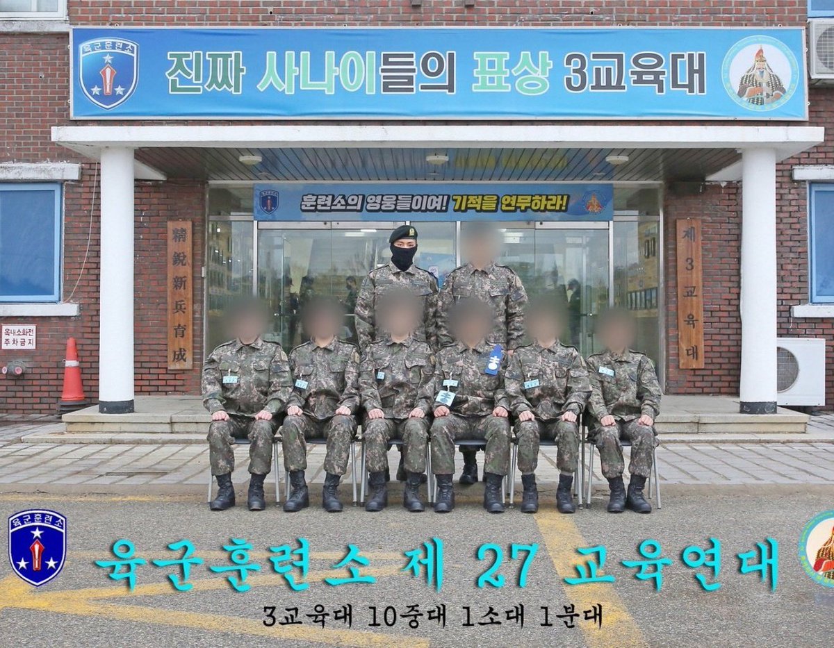 sceneryfortae's tweet photo. Even with his face covered and only eyes showing, he's still so handsome! https://t.co/E4VOgW1nO6