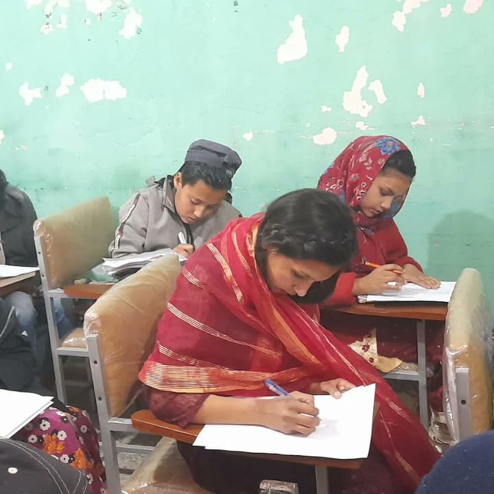 SLP_Vision21's tweet photo. A quiz competition was organised at the Speed Education School, Rawalpindi to encourage students to learn. We've distributed gifts to all the students so that all feel motivated. 

It was a real fun and learning opportunity for the students. 

#slpvision #visionschools #attock https://t.co/pABsMDMWtV