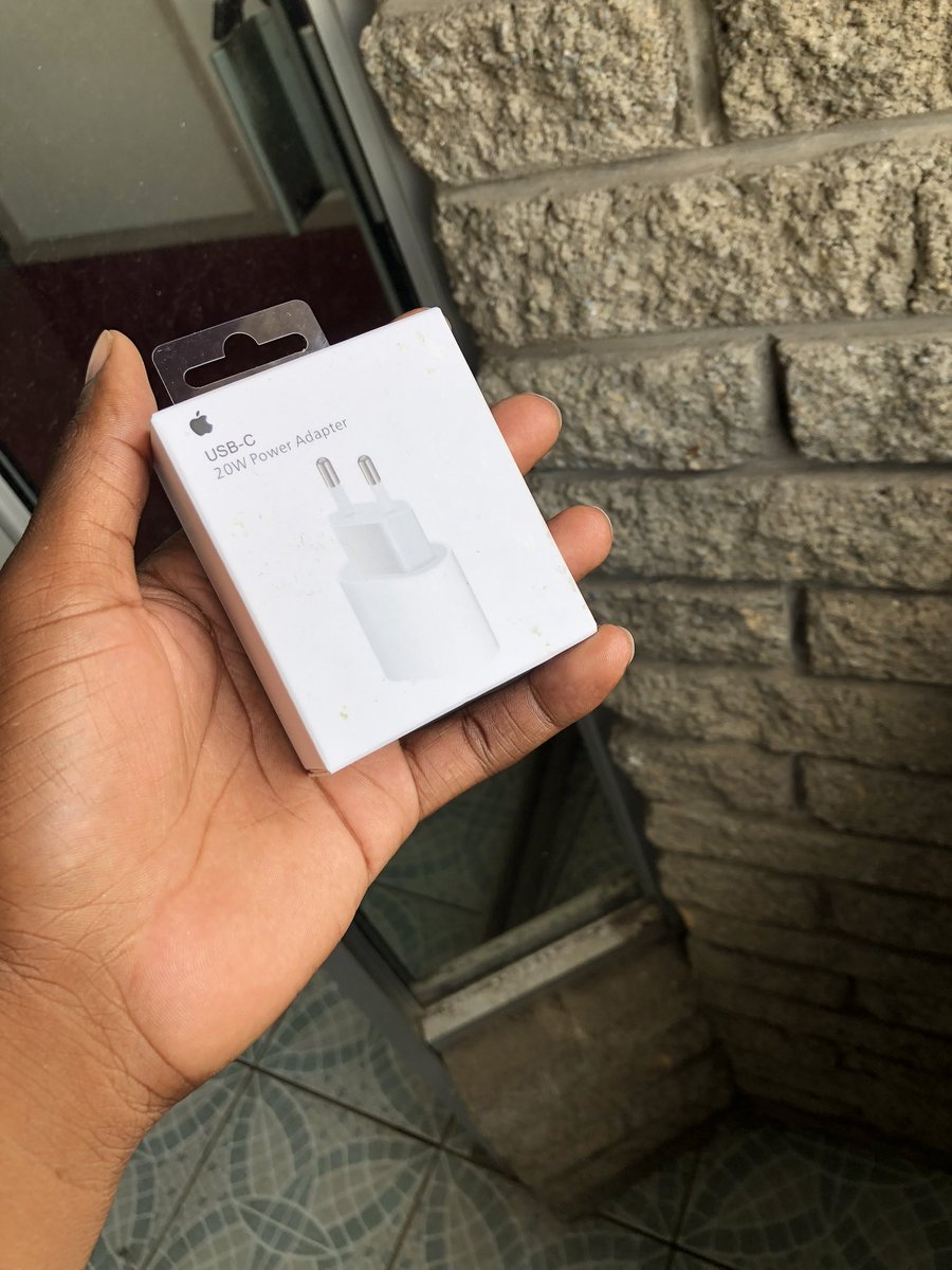 ApplePlug_ZW's tweet photo. #NewYear 2024 and you still charging your iPhone at an angle? Please let’s change that🙇🏾‍♂️ #0714760738 https://t.co/zHRIQ0HZRL