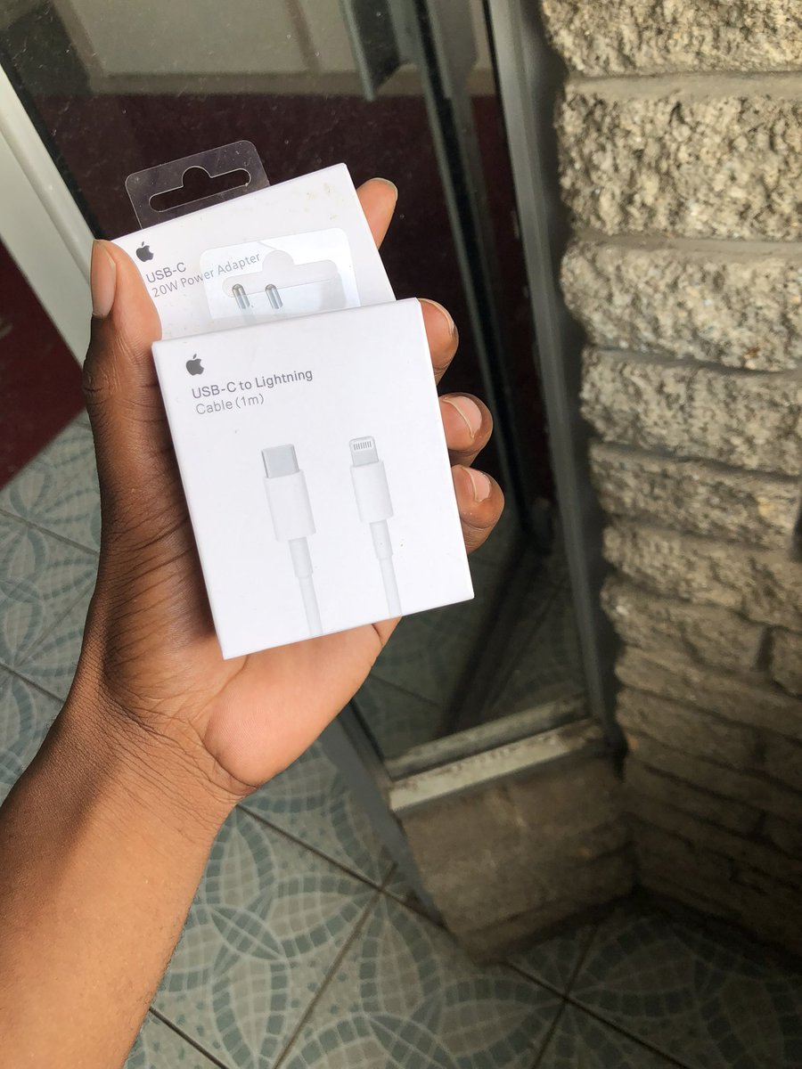 ApplePlug_ZW's tweet photo. #NewYear 2024 and you still charging your iPhone at an angle? Please let’s change that🙇🏾‍♂️ #0714760738 https://t.co/zHRIQ0HZRL