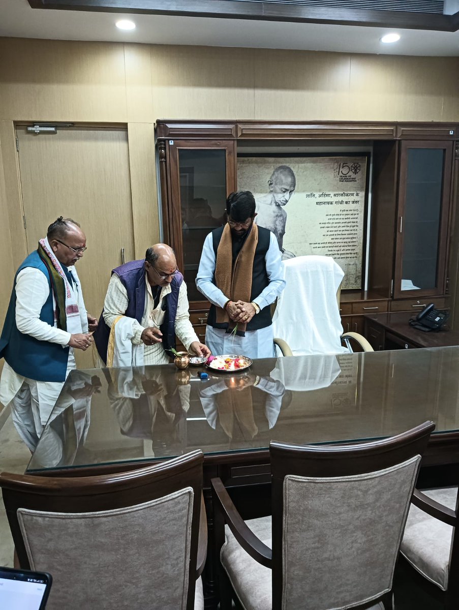 Kuldeep_p_Bjp's tweet photo. राज्यमंत्री (म.प्र शासन) मा.श्री @Lakhan_BJP जी ने आज वल्लभ भवन में पूजन अर्चन कर पशुपालन व डेयरी  मंत्रालय का कार्यभार ग्रहण किया।
@narendramodi
@DrMohanYadav51 @BJP4MP @ChouhanShivraj @prahladspatel https://t.co/WNdaigujTW