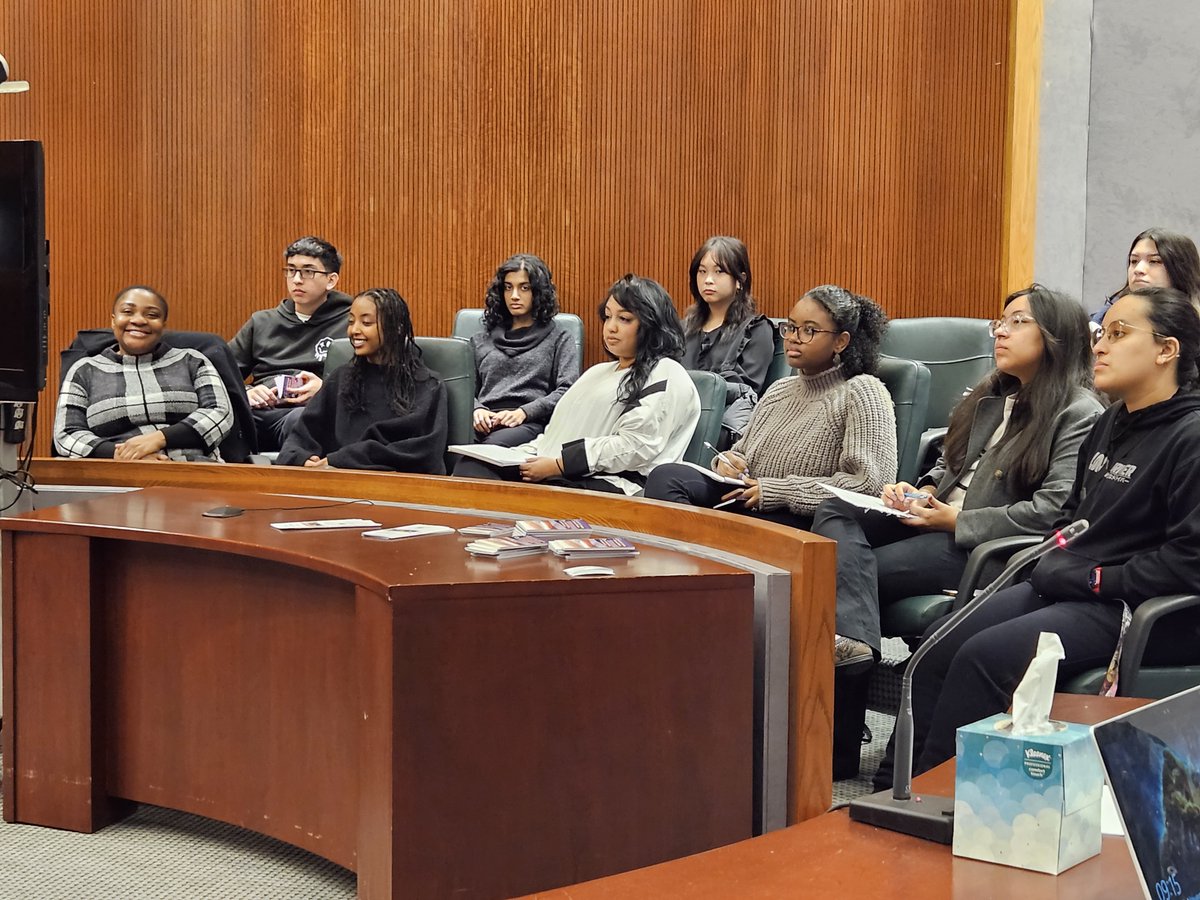 LowerthebarPols's tweet photo. Fall semester is starting to move now - its time for Mock Court! We have a judge, bailiff, defense counsel, &amp; the @montgomerycoll Supreme Court participating in a case involving unreasonable searches &amp; seizures, guns, &amp; methamphetamines. Critical thinking &amp; active learning!! https://t.co/iFllxMigum