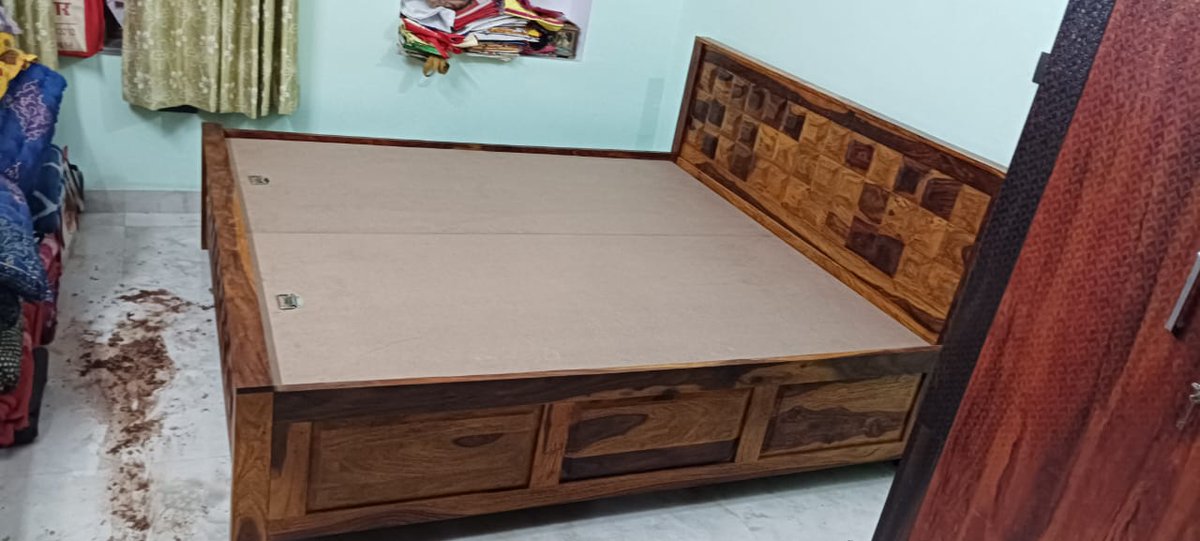 How modern you get, you will never resist the charm🥰 of olden designs and materials used in making this beautiful🤗 piece of furniture🛏️.
. 
. 
. 
woodensole.com
. 
. 
. 
#sheeshambed #solidwood #honeyfinish #furniture