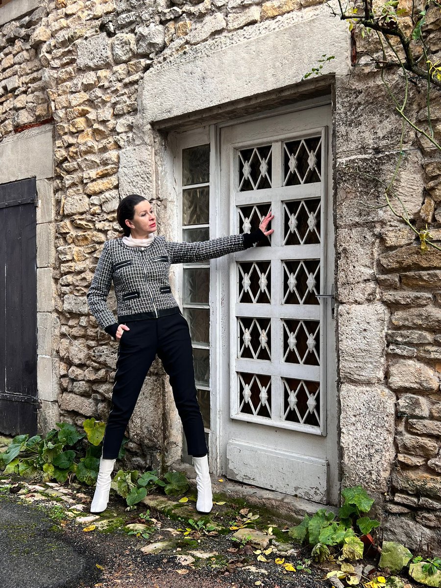 TrendTendance's tweet photo. Je continue, entre écriture , entre des leçons de piano, les shootings organisé , les voyages prévue pour 2024,  je cherche les investisseurs …
#tendance #consulting #fashionblogger https://t.co/G3Gl6aQxOR