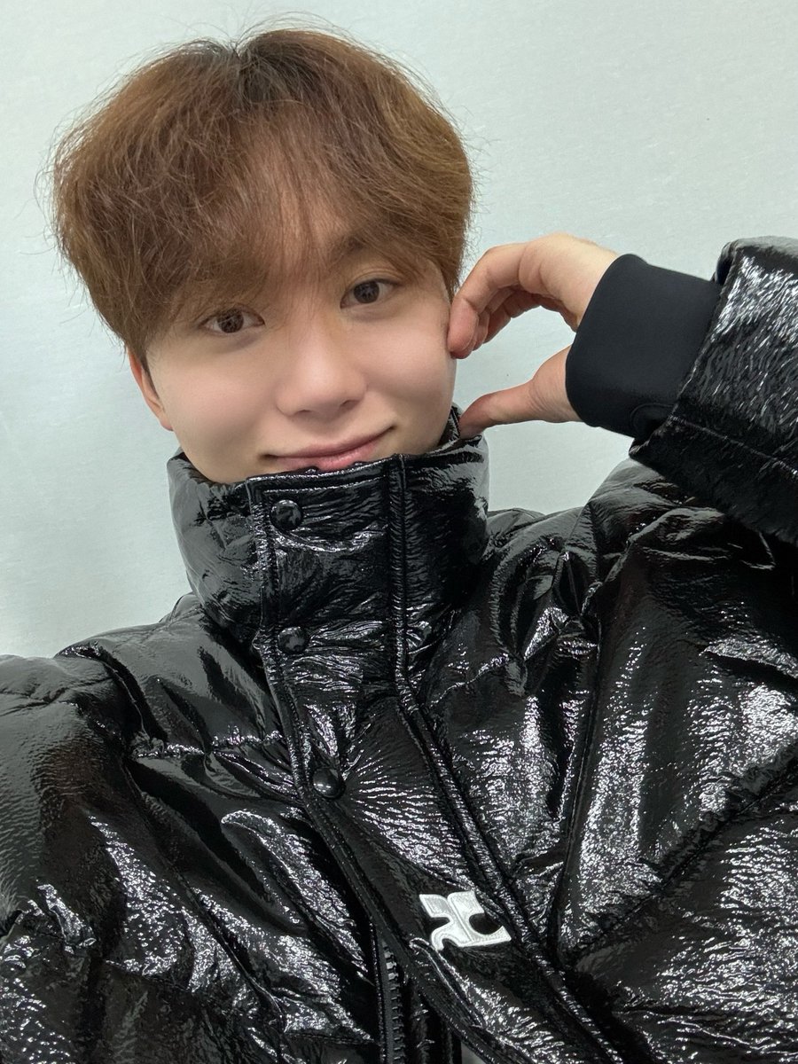 pledis_17's tweet photo. [17'S 승관] 캐럿들 다시 또 추워졌어요 따숩게 입어요😶‍🌫️ https://t.co/exjNu0X92G