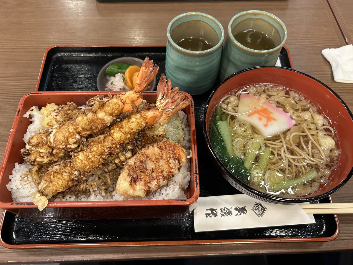 明けまして
おめでとうございます🎍
本年も宜しくお願い致します🤲

お参りで護国神社へ⛩️
そのあとは美濃作さん🍤
でーじまーさんでした👍