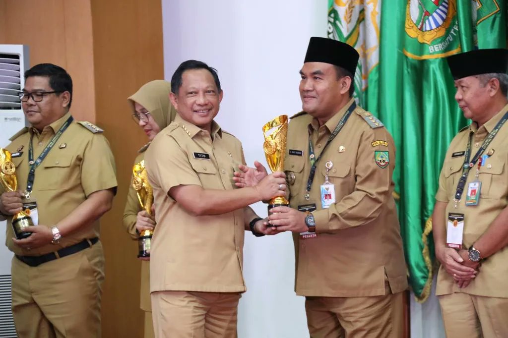 Perjalanan pembangunan Kabupaten Blora di bawah kepemimpinan Bupati H. Arief Rohman, S.IP., M.Si., selama tahun 2023 kemarin, berhasil menorehkan banyak prestasi dan penghargaan.
 Untuk Informasi Lengkap, Silahkan Klik blorakab.go.id