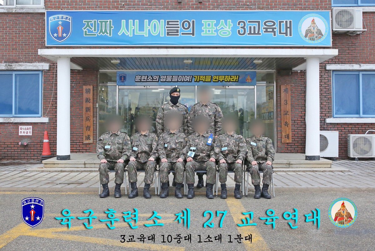 ภาพแทฮยองจากศูนย์ฝึกออกมาอีกแล้ว มาเต็มรูปแบบชุดทหารเลย

ถึงจะปกปิดใบหน้า แต่แทฮยองก็หล่อทะลุเลยจริงๆ!
#BTSV #KimTaehyung