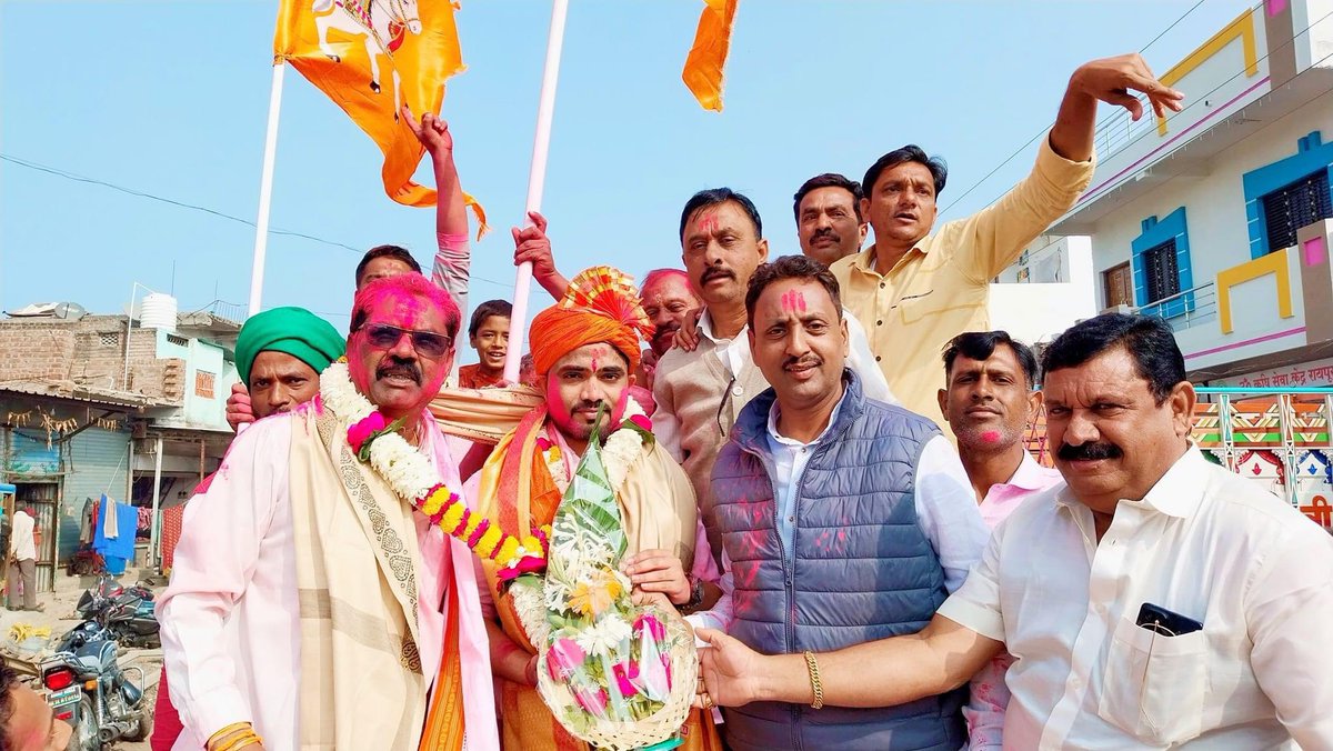चिखली मतदार संघातील मौजे रायपूर येथील आमचे स्नेही श्री.गणेशसिंह राजपूत यांच्या मुलगा श्री.चरणसिंह राजपूत यांची स्पर्धा परीक्षेच्या माध्यमातून PSI पदावर नियुक्ती झाली आहे.
अथक परिश्रमाने आपल्या स्वप्नाला पूर्ण करणाऱ्या चरणसिंह च्या स्वागत सत्काराला सकाळीच रायपूर येथे उपस्थित झालो.