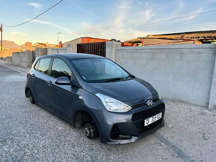 Am_Blujay's tweet image. Looking for the owner, car is at Dyakalashe Street in Philippi