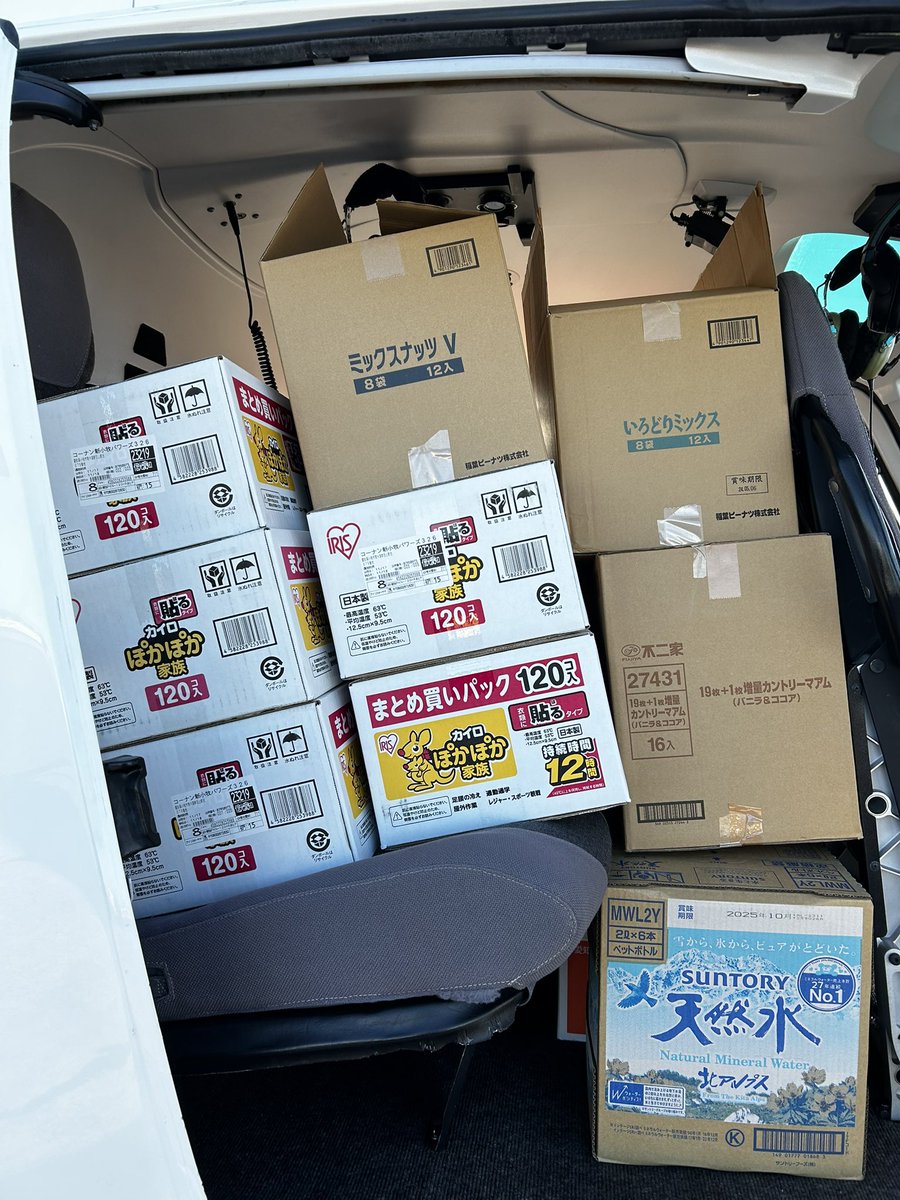 GonzoTambourine's tweet photo. 買い出し任務完了！
輪島市より要請のあった物資を積みすぎたためゴンゾーの入るス��ースがなくなったのと、夕暮れ近く有視界飛行の限界時間が迫っており、現地に泊まることになると逆に迷惑をかけることになるとの判断が下ったため残念ながら現地入りは断念。
パイロットの方に託します。 https://t.co/zagFz7D00z