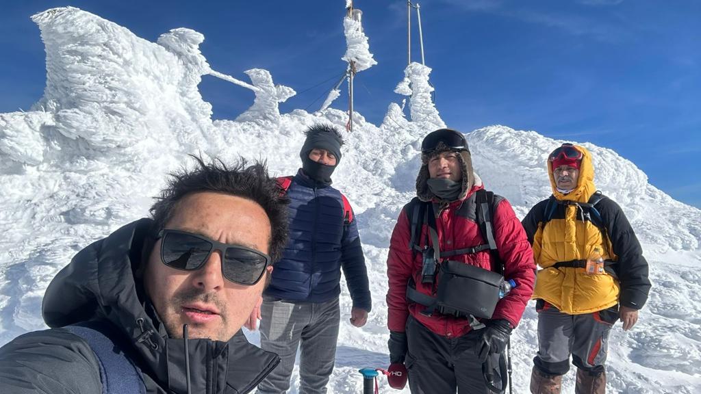 yenka52's tweet photo. Zorlu kış koşullarına meydan okuyan TRAC Ordu Şube Başkanı Hüdaverdi Güneş ve ekibi, 32 km yürüyüş ve 2 günlük kamp sonrasında, 3 bin 107 rakımlı Karagöl zirvede acil afet rölesinin bakımını başarıyla tamamlayıp haberleşmeyi güvence altına alan ekibi kutluyorum. Tebrikler! https://t.co/CBlHyRTroB