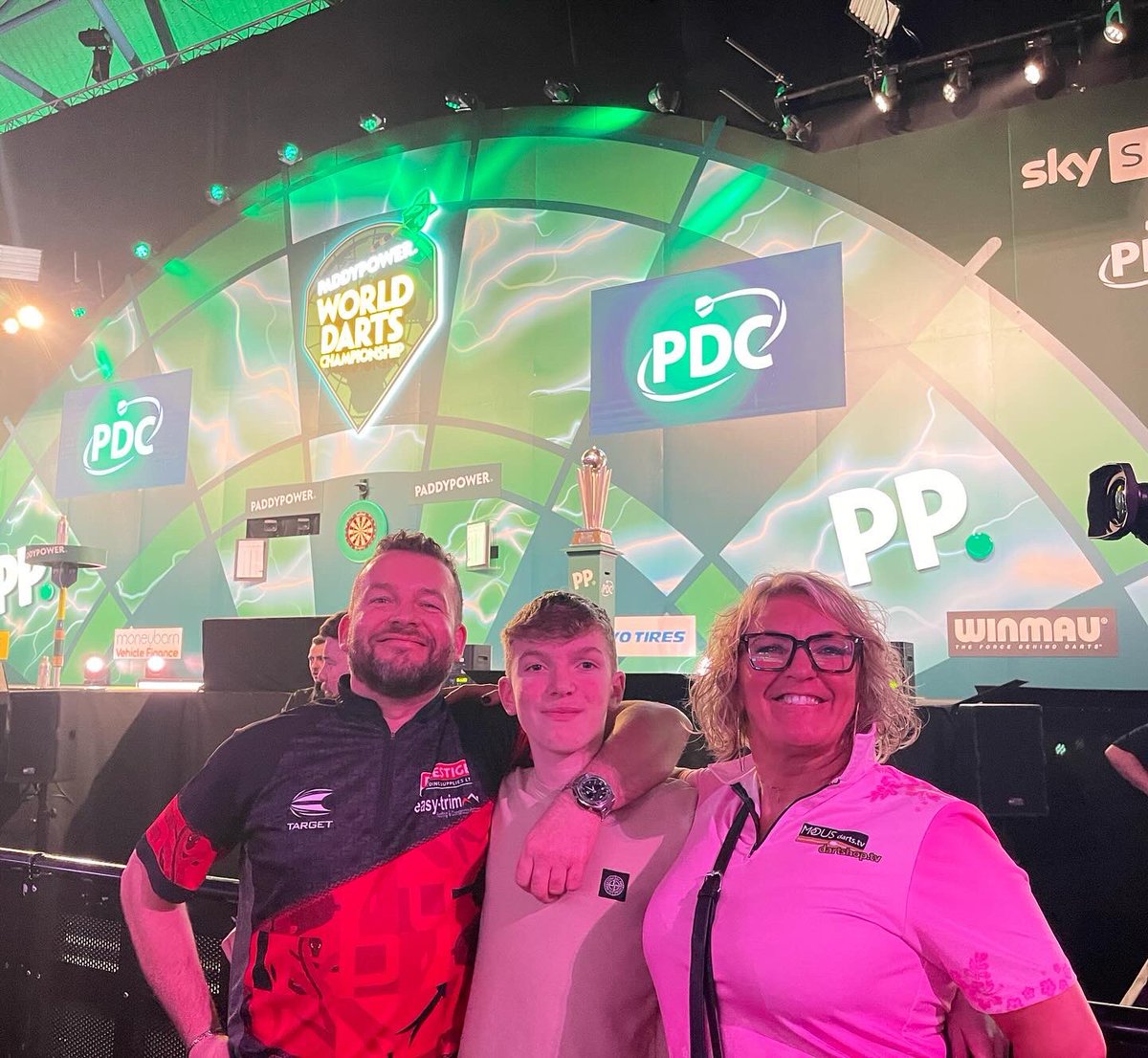 omski99's tweet photo. What a truly special evening 💚🎯 https://t.co/ji2EwgRYbW