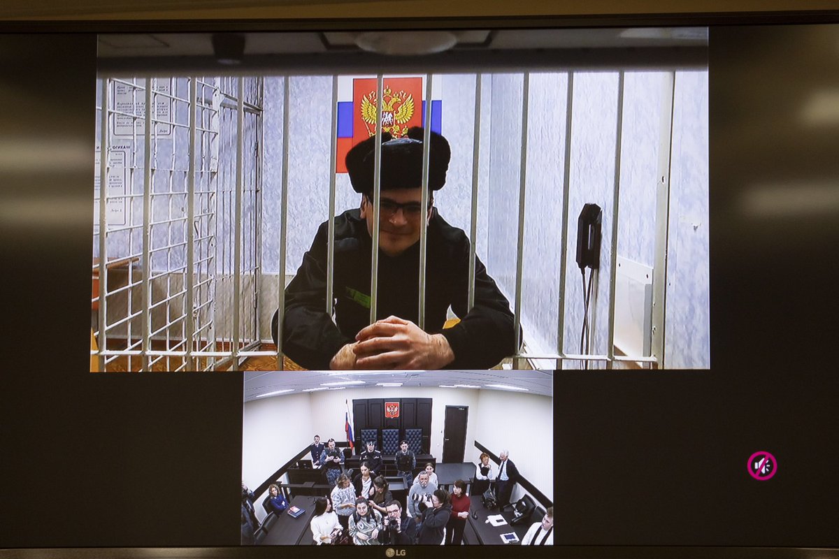IlyaYashin's tweet photo. Показательная история о том, что «все всё понимают». 

По ТВ сейчас идёт сериал о молодых девушках-полицейских, которые попадают в разные комичные ситуации. У девушек есть начальник – опытный и строгий майор. А у майора есть любовница – адвокат. 

И вот по сюжету этой любовнице надо отработать день в суде адвокатом по назначению (для отчётности в коллегии). Майор решает ей помочь и поручает одной из сотрудниц оформить простое административное дело в отношении местного алкоголика, помочившегося на гараж. Сотрудница злится, что её заставляют выполнять лишнюю работу. В показания алкаша она вносит признание в убийстве Джона Кеннеди – и алкаш всё подписывает, не глядя. 

Девушка рассчитывает, что просто проучит начальника и «шутка» вскроется, не выходя за пределы отдела полиции. Но инспектор тоже не читает дело и сразу отправляет его в суд. 

Сотрудница вынуждена признаться во всём майору с адвокатом, и они втроём бегут в суд, ожидая скандала. Скандала, однако, не случается, поскольку и судья дело не читает, а по-быстрому штрафует алкаша на 500 рублей. 

В общем, никто ничего не читает, и суд принимает решение на основе заведомо сфабрикованного материала. Финальная фраза эпизода: «Получается, что в архиве нашего суда теперь лежит раскрытое дело об убийстве Кеннеди, по которому виновный оштрафован на 500 рублей? Круто!»

И вроде бы смешно, но на самом деле – не очень. Потому что едва ли не каждый человек, который лично сталкивался с российским правосудием, знает, что вопросы в судах примерно так и решаются. Полиция или следствие могут хоть туалетную бумагу принести под видом доказательств – суду это не помешает наказать обвиняемого. Примеров множество. 

Не удивлюсь, если сценаристы даже этот сериальный сюжет из реальной ментовской практики взяли и что в архиве одного из наших судов действительно лежит «раскрытое» дело об убийстве Кеннеди.