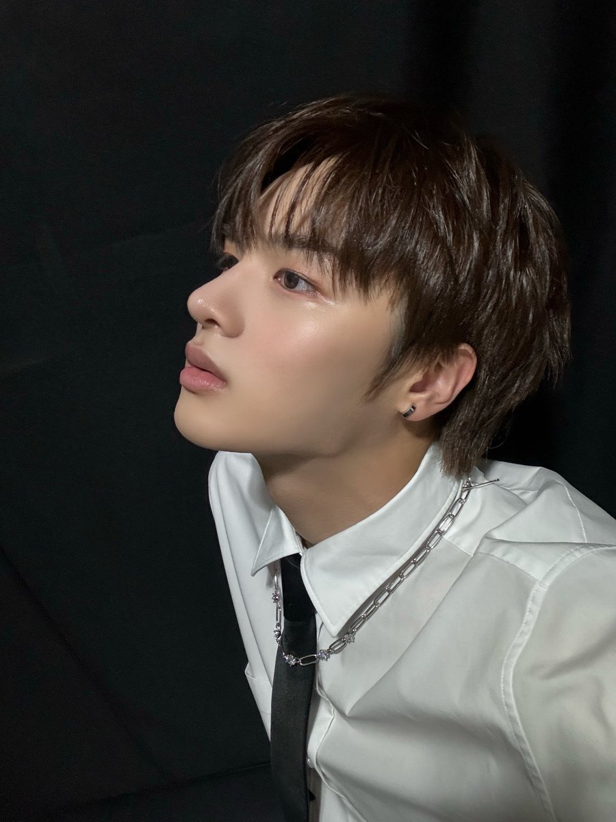 [#지은호] 
늑대 피스에 관한 고찰...🤨 

#루네이트 #LUN8 #어떤포즈가 #좋을까🐺