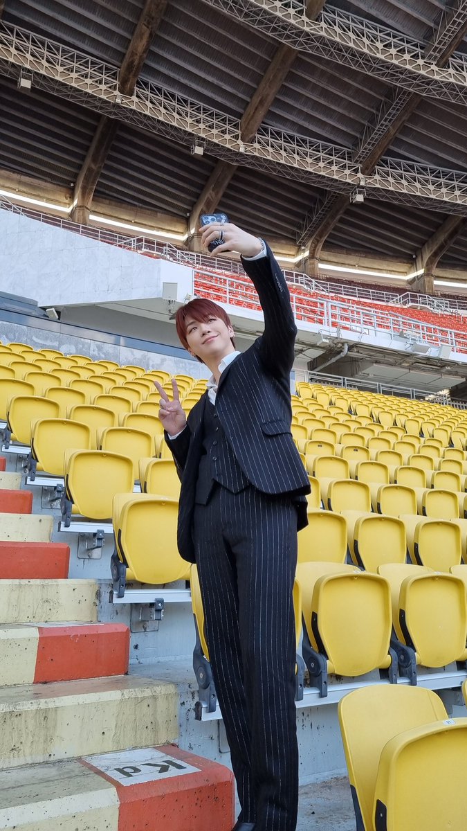 konnect_danielk's tweet photo. [#녤하인드] 

녜리가 셀카 찍는 법📸
강다니엘씨, 다리가 어디까지 올라 가는 거에요?↗️ 

#강다니엘 #KANGDANIEL https://t.co/AedASi5ZUM