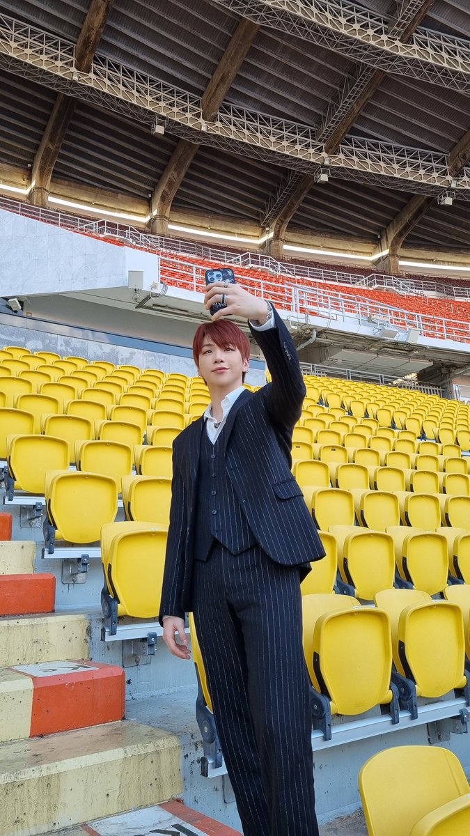 konnect_danielk's tweet photo. [#녤하인드] 

녜리가 셀카 찍는 법📸
강다니엘씨, 다리가 어디까지 올라 가는 거에요?↗️ 

#강다니엘 #KANGDANIEL https://t.co/AedASi5ZUM