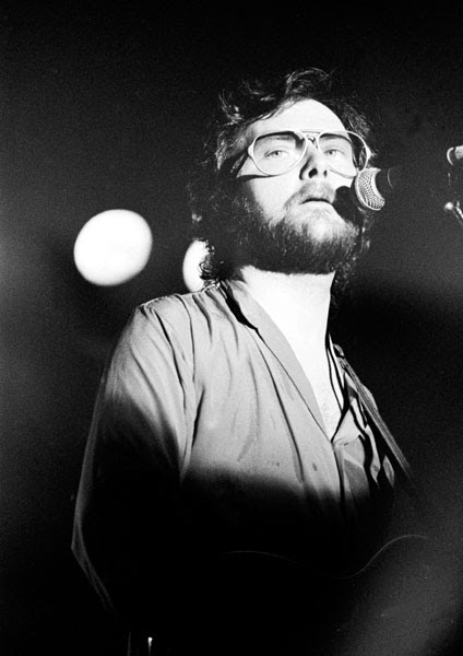 Remembering the mighty Gerry Rafferty who died on this day in 2011. One of our greatest singer-songwriters. Paisley's finest 🏴󠁧󠁢󠁳󠁣󠁴󠁿 #GerryRafferty #Paisley #BakerStreet #StuckInTheMiddle #NightOwl #CityToCity #RightDownTheLine