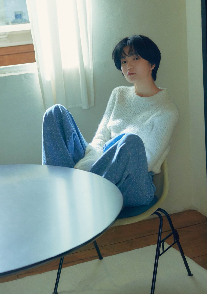 taericasso's tweet image. kim taeri posing like she wants to attract women… she knows her target audience